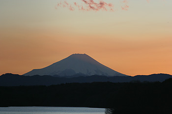 夕暮れの狭山湖