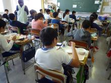 中富小学校の食事風景