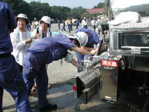 給水車からの応急給水の様子の写真