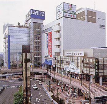 整備された駅前広場と再開発ビルの写真