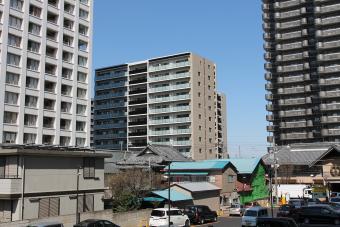 寿町側から見た、ビルと木造建築が混ざった風景