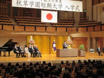 祝辞を述べる市長の写真