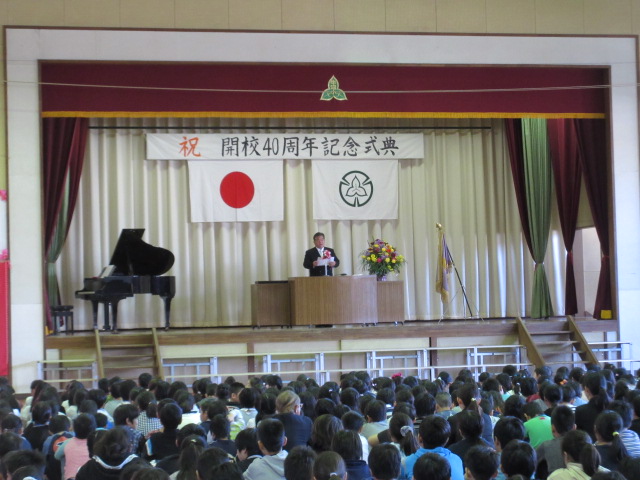 祝辞を述べる市長の写真