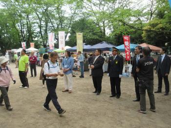 参加者を見送る市長たちの写真