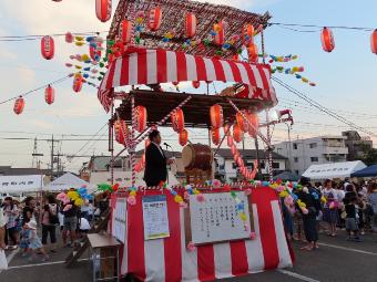 櫓上から挨拶を述べる市長の写真