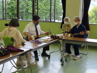 三味線をさわる市長の写真