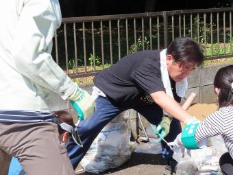 雨水浸透桝を掃除する市長