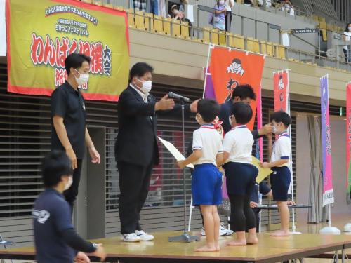 表彰式で賞状を渡す市長の様子