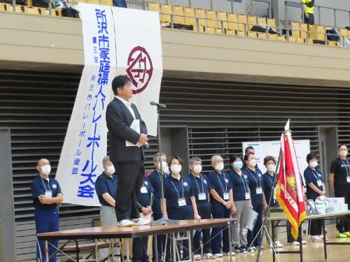 壇上で挨拶をする市長の様子