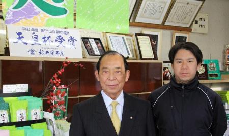 4代目の新井真一郎さんと新井園本店の通販ショップにて