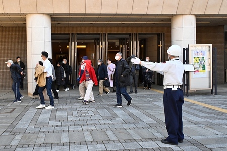 スタッフの案内に従って施設から非難する参加者