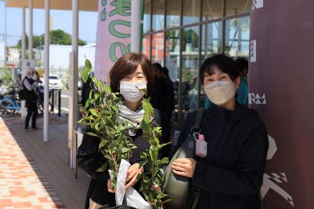 茶の苗を手に笑顔の女性2人