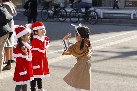 サンタやトナカイの格好をしたかわいい子どもたち