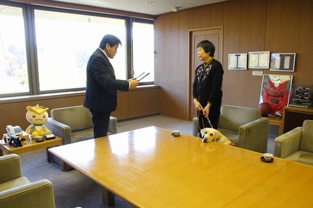 市長から補助犬へ「特別住民票」が交付されました