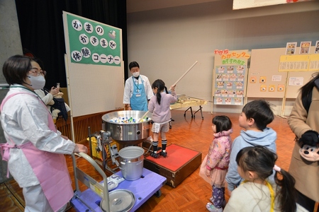 大釜のかき混ぜ体験コーナーは大人気