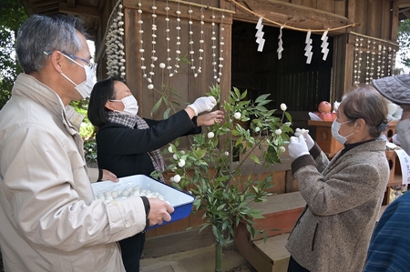 繭玉を奉納する参加者の様子