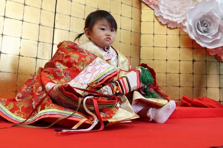 着物を着た小さい子ども