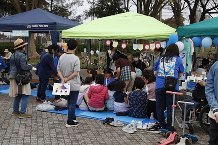 沢山の方が広場のお店も楽しんでいます