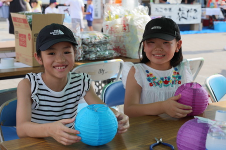 ワークショップでカラフルな提灯を作る子どもたち