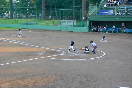 勝ち越しのランニングホームランを放つ選手の画像