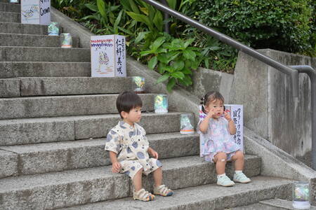 階段に座る2人の子どもたち